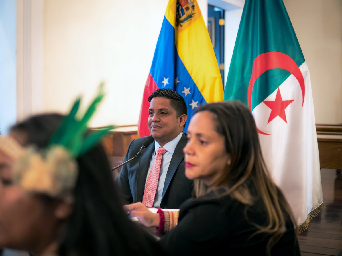 #22Ene Levantemos las banderas de igualdad, de respeto y solidaridad; la Diplomacia Bolivariana de Paz representa la unión y la consolidación del mundo multicéntrico y pluripolar. ¡Vamos por buen camino hacia el progreso y la recuperación definitiva! ¡Feliz semana!