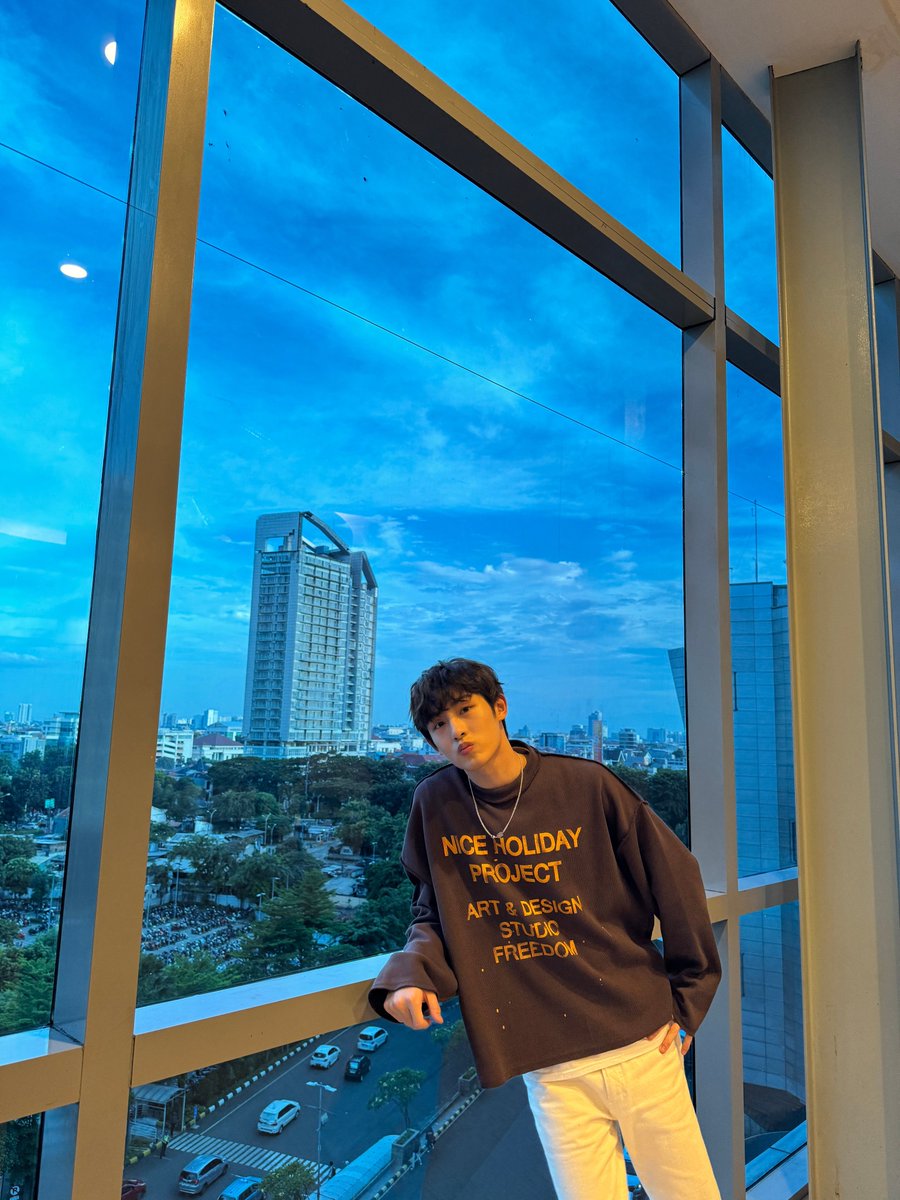winwinhour's tweet photo. winwin in jakarta https://t.co/stl1hfCyPl