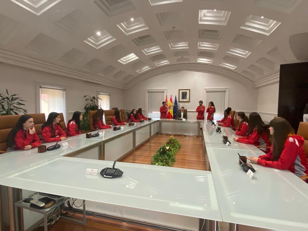 Hoy, el presidente de la Junta de Castilla y León ha recibido a la selección infantil de Castilla y León, flamantes campeonas en el Cpto. España, celebrado en Huelva 🏆🥇🏀⛹️‍♀️
<a href="/jcyl/">Junta de Castilla y León</a> <a href="/BaloncestoESP/">Baloncesto España</a>