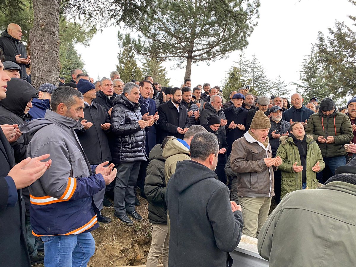 erdogantok55's tweet photo. Hakk’a yürüyen değerli dostum Fatih Bıyık’a babaocağı Havza’da son vazifemizi yaparak kıymetli kardeşimizi dualarla ebedî âleme uğurladık. 

Rabbim taksirâtını hasenata tebdil eylesin. Allah rahmet eylesin. 
Mekanı cennet, makamı âli  olsun. https://t.co/NBt5XdWOqc