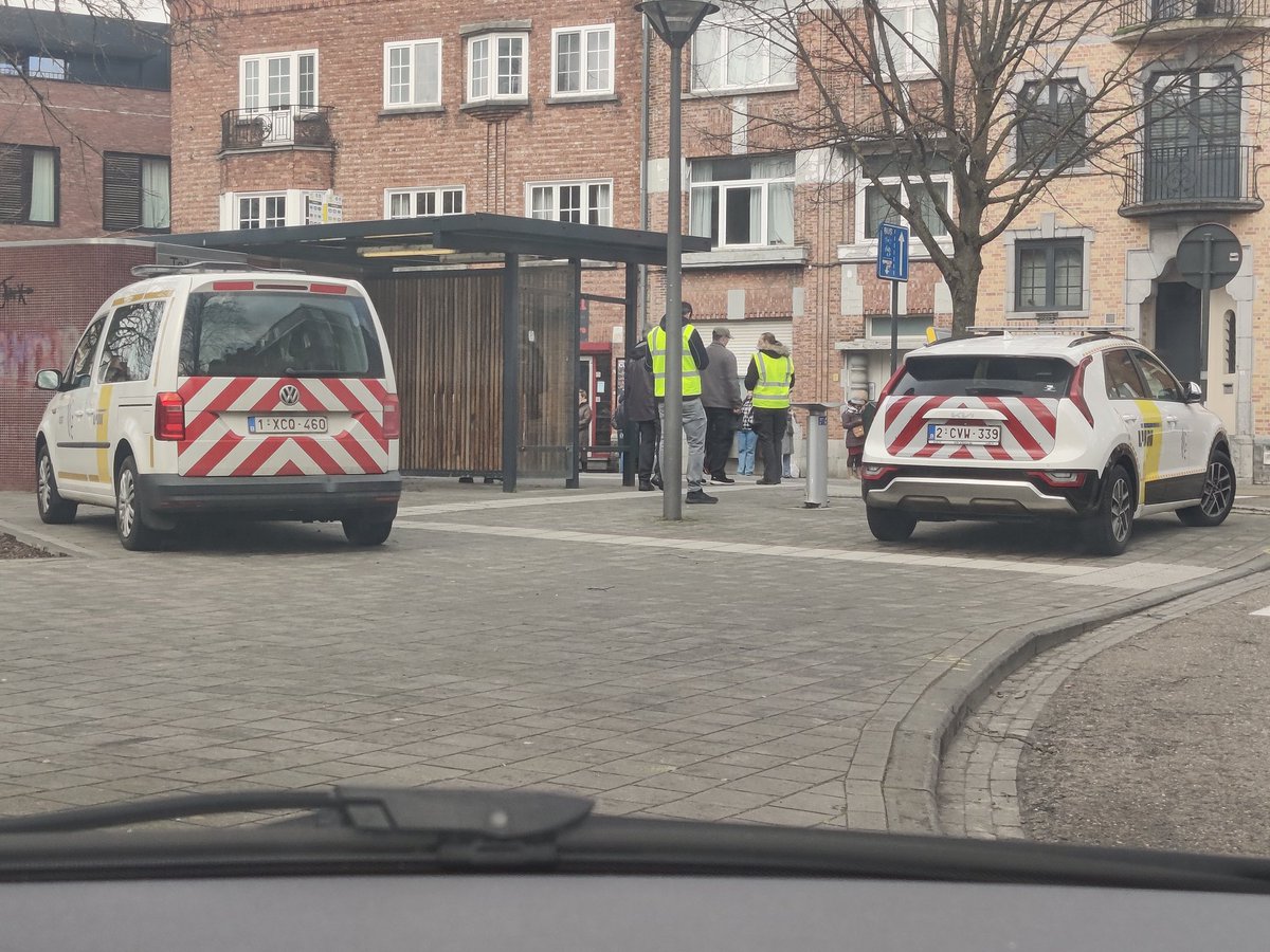 Bij mijn weten is het ook voor voertuigen van <a href="/delijn/">De Lijn</a> niet toegestaan om op het voetpad te parkeren. Cc: <a href="/PolitieLeuven/">Politie Leuven</a>