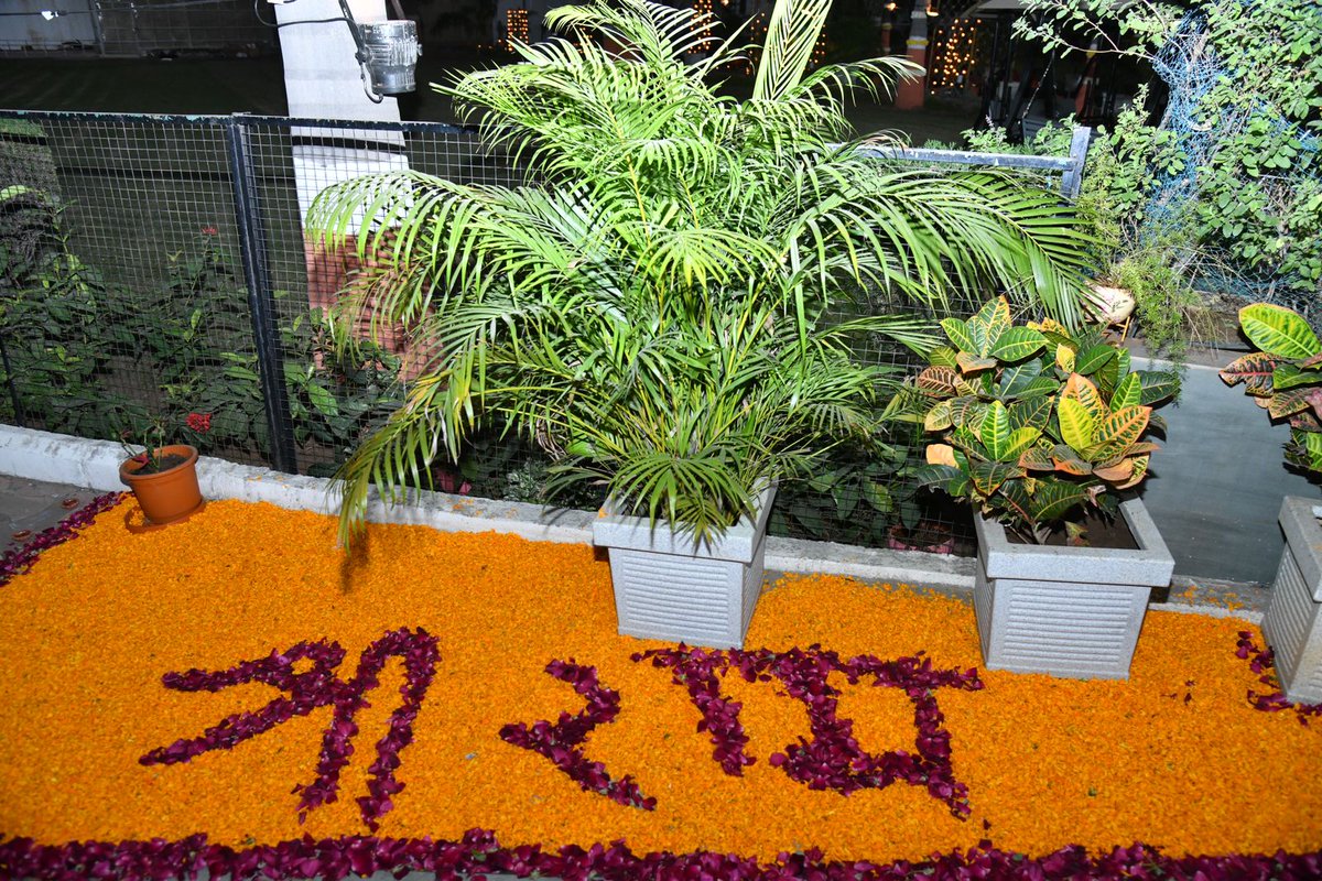 Bhupendrapbjp's tweet photo. ભગવાન શ્રી રામચંદ્રજીના અયોધ્યા મંદિરમાં પ્રાણપ્રતિષ્ઠાના ઐતિહાસિક અવસરને દિવાળી જેવા ઉમંગ સાથે મનાવવા માનનીય વડાપ્રધાન શ્રી નરેન્‍દ્રભાઈ મોદીએ દેશવાસીઓને અપીલ કરી છે.

પ્રભુ શ્રી રામ 500 વર્ષ બાદ અયોધ્યા પધાર્યા છે ત્યારે માનનીય વડાપ્રધાનશ્રીની અપીલના પ્રતિસાદરૂપે સમગ્ર ગુજરાતમાં નાગરિકો દિપોત્સવ મનાવી રહ્યા છે.

જે અંતર્ગત, આજે સંધ્યા સમયે મારા નિવાસસ્થાને શ્રી રામ જ્યોત પ્રગટાવીને દીપમાળા તથા ફુલ શણગાર સજાવટથી પ્રભુ શ્રી રામના આગમનના વધામણાં કર્યા.

જય શ્રી રામ 🚩

#राम_का_भव्य_धाम 
#ShriRam #SabKeRam #MandirWahiBanGaya