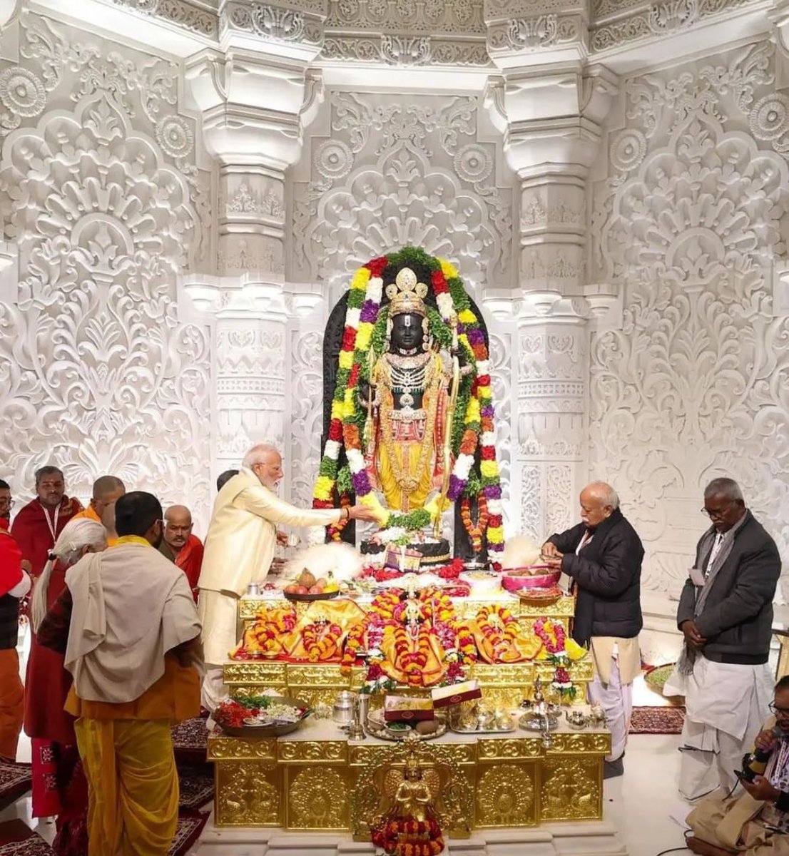 Mausam43's tweet photo. जैसे पुराने समय हमनें सुना था—

राजा यज्ञ करते थे 
पुजारी उनकी इच्छा हेतु आह्वान करते थे भगवान का
और प्रजा देखती थी—

अदभुत 🙏🏻
#JaiShreeRam #modi https://t.co/arl4lYwTSI