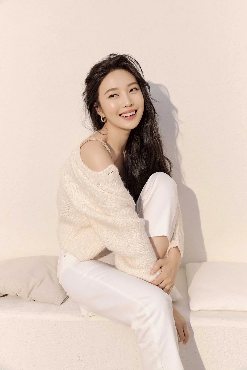TAR0DI0R's tweet photo. #ParkSooyoung reportedly to lead a new novel based fantasy drama <#IWillCrossTheTimeAndComeToYou>, depicts a miraculous story that connects the past and the present through a wrongly delivered letter going back 34 years.

Directed by actress #ChoEunJi. https://t.co/giFY1jtj17