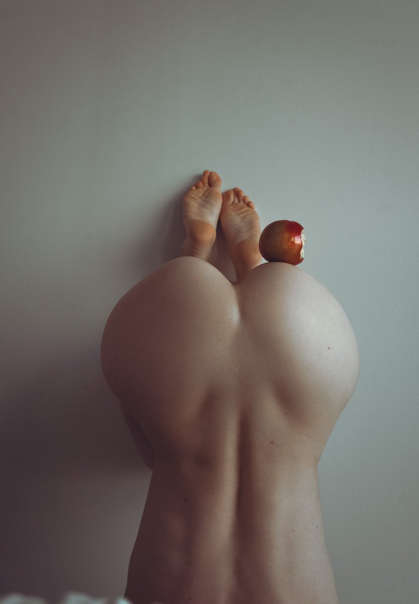 delilahdaughtly's tweet photo. Which you eating first? 🍎 or 🍑? https://t.co/s1HhKtLKFp