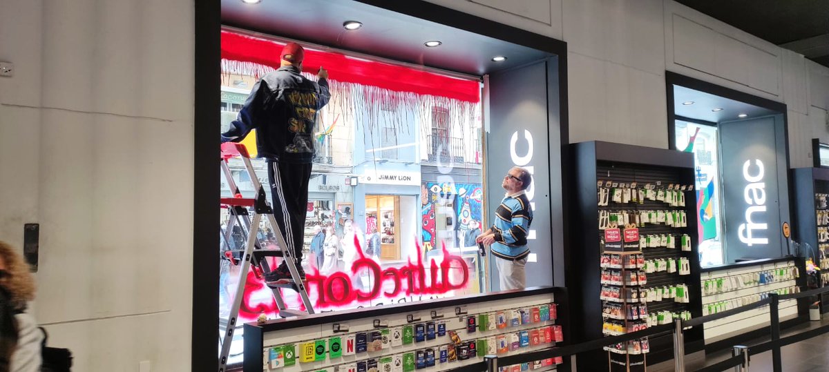¡Mural terminado!

Si estos días pasáis por la <a href="/Fnac_ESP/">Fnac España</a> de Callao, podréis ver en una de las cristaleras de la Calle Preciados el mural que Paco Reyes, profesor de <a href="/unicomplutense/">Complutense</a> y <a href="/albertomingote/">Alberto Mingote</a>, diseñador, han creado y pintado para la CutreCon 13.

¡Quedan menos de 10 días!