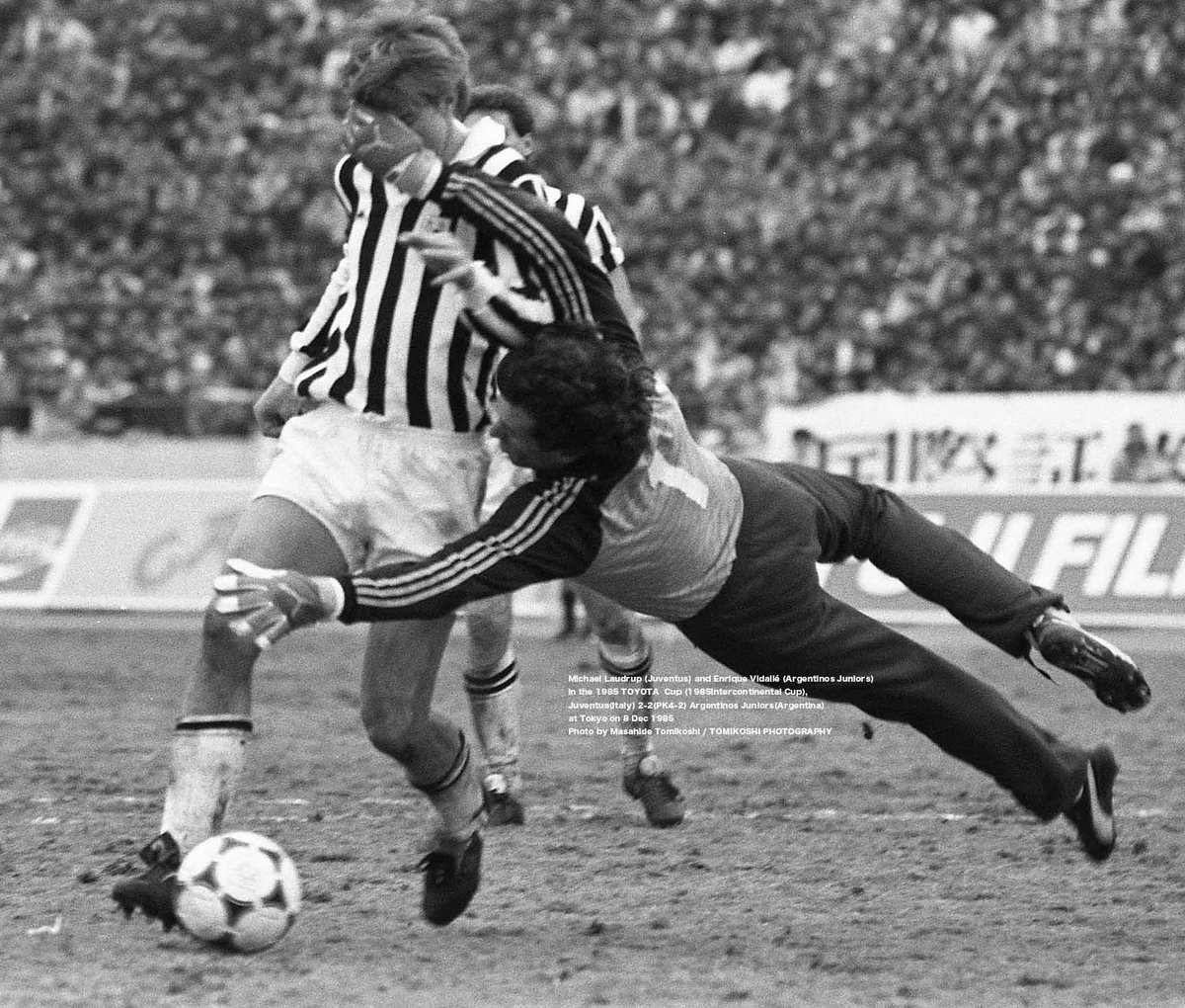 Michael Laudrup (Juventus) and Enrique Vidallé (Argentinos Juniors) 1
in the 1985 TOYOTA  Cup (1985Intercontinental Cup),  
Juventus(Italy) 2-2(PK4-2) Argentinos Juniors(Argentina) 
at Tokyo on 8 Dec 1985  
Photo by Masahide Tomikoshi / TOMIKOSHI PHOTOGRAPHY
