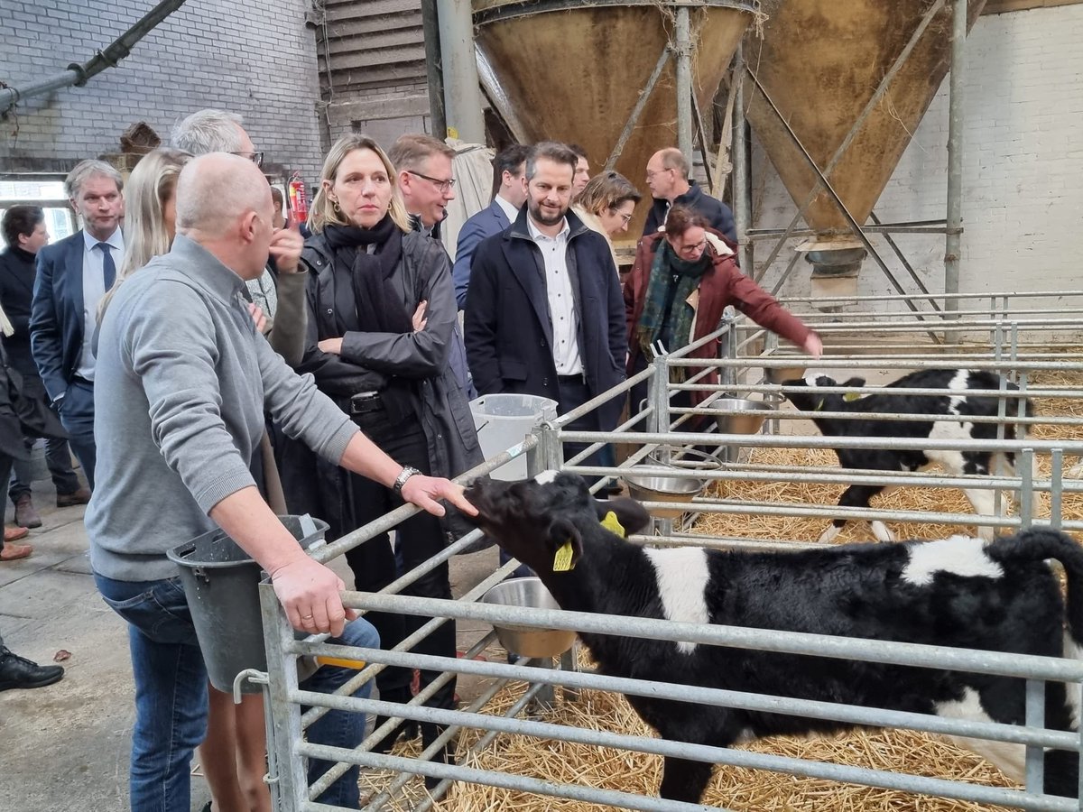 ajflach's tweet photo. Vanmorgen met een aantal collega’s op werkbezoek op de Ekohoeve in Loenen aan de Vecht. Op uitnodiging van gedeputeerden van provincies (IPO) over de transitie landelijk gebied. https://t.co/vpQQgt35UR