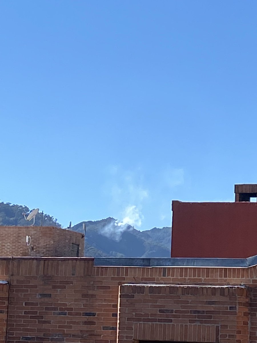 Amielmesabe's tweet photo. Eso es un incendio en los cerros ?? @BomberosBogota https://t.co/yPAaoDtOed