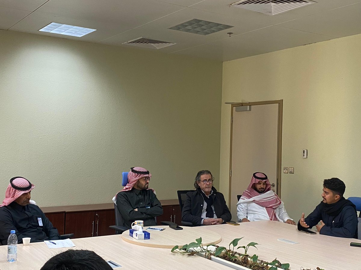 CAP_QU's tweet photo. أشرف  ظهر اليوم سعادة وكيل الشؤون الطلابية و سعادة رئيس القسم  على الاجتماع الاول مع كل أعضاء النادي الطلابي. وجاء تأكيد سعادة رئيس القسم على 
خطة النادي ورؤيته . وكان الاجتماع ثريا بالمبادرات التي أعلن عنها كل من سعادة رئيس القسم وسعادة وكيل الشؤون الطلابية. https://t.co/xmtIDhzqXg