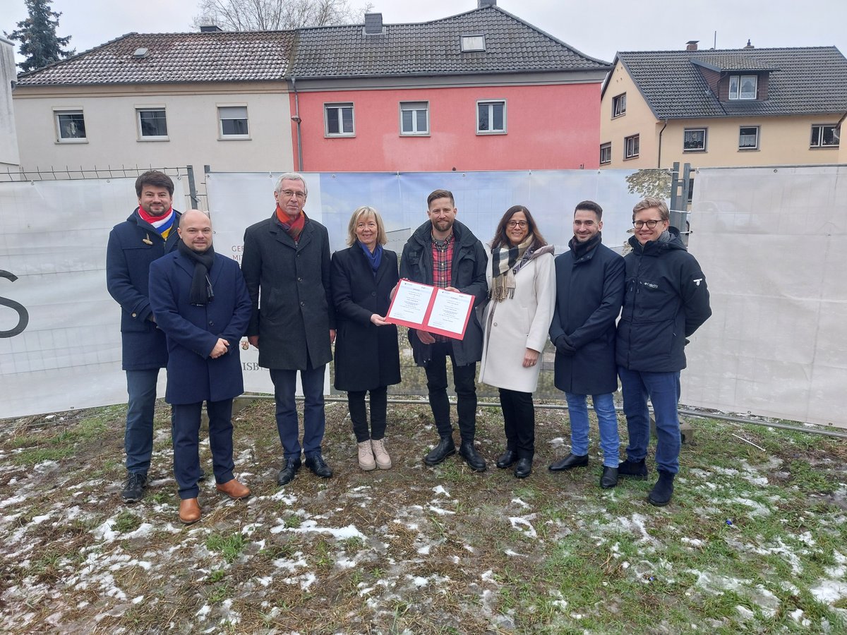Rheinland-Pfalz unterstützt den Neubau von neun bezahlbaren und klimagerechten Mietwohnungen in Mainz. 

Finanz- und Bauministerin Doris Ahnen überreichte gemeinsam mit Vorstandsmitglied Sandra Baumbach den Förderbescheid, direkt vor der Liegenschaft, an den Bauherrn.