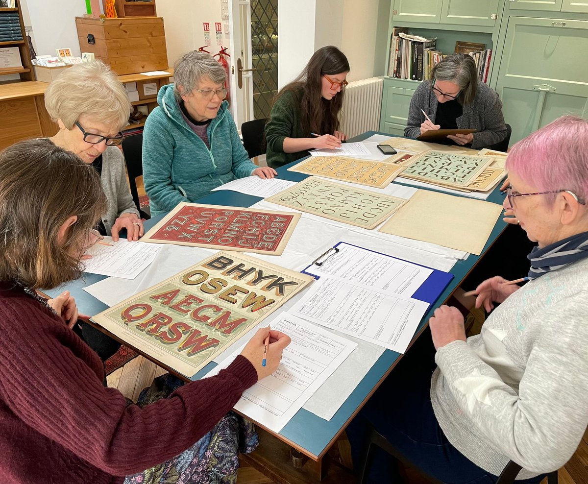 davidparrhouse's tweet image. If you would like to get involved with volunteering at David Parr House, get in touch by emailing helen@davidparrhouse.org.

#davidparrhouse #signwriting #signwriter #glassembosser #decorativearts #gilding #volunteer #collections #bts #museumlife #historichouse