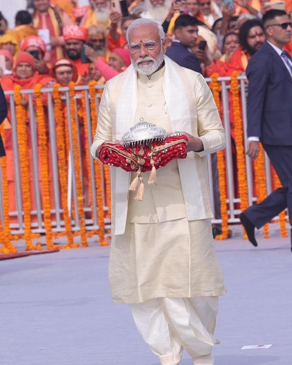 SudhanshuBJP's tweet photo. आ ही गए रघुनंदन, सजवा दों द्वार-द्वार,
स्वर्ण कलश रखवा दों, बंधवा दों बंधन वार।।

॥ जय जय श्री राम ॥

#RamLallaVirajman #RamLalla #RamMandirPranPrathistha #RamAyenge https://t.co/XVezs5lgAi
