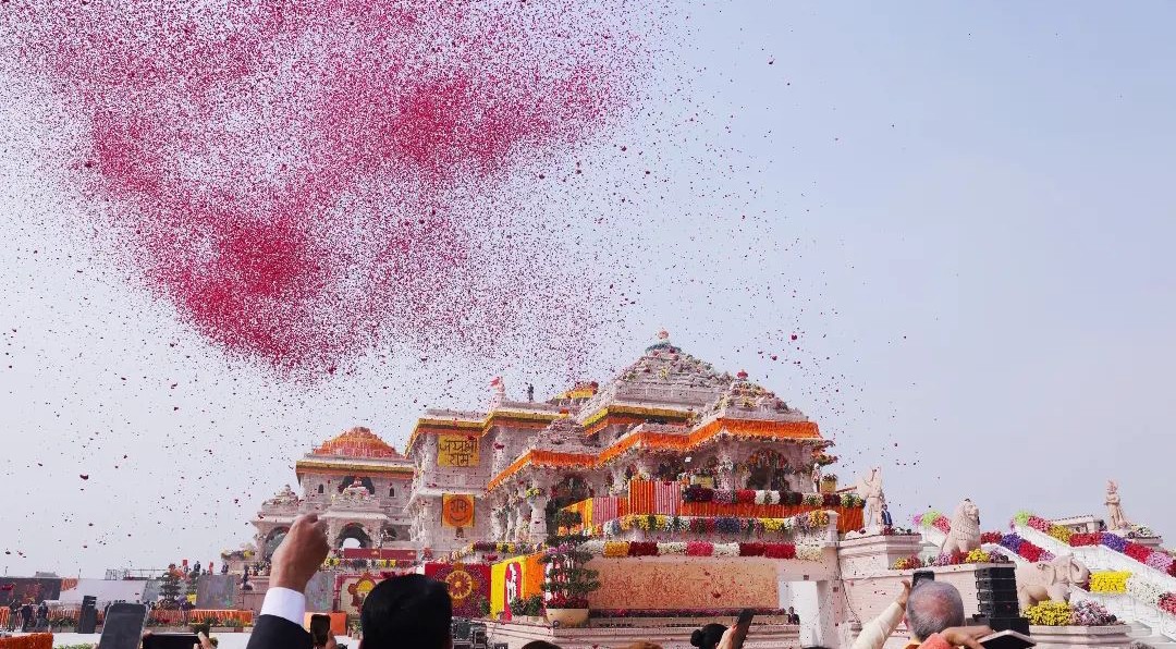 AtulNationalist's tweet photo. #सुस्वागतम्_प्रभु_श्री_राम 

बड़ी प्रतीक्षा कराए सरकार!! 🙏
हे दीनदयाला, हे भारत के हितकारी... अब कृपा बनाये रखना इस देश पर! इस मिट्टी पर... हम सब पर...

#सब_तुम्हारा_है. .. तुम सबके हो देव!! 🙏 https://t.co/Y9uNOdqBFg