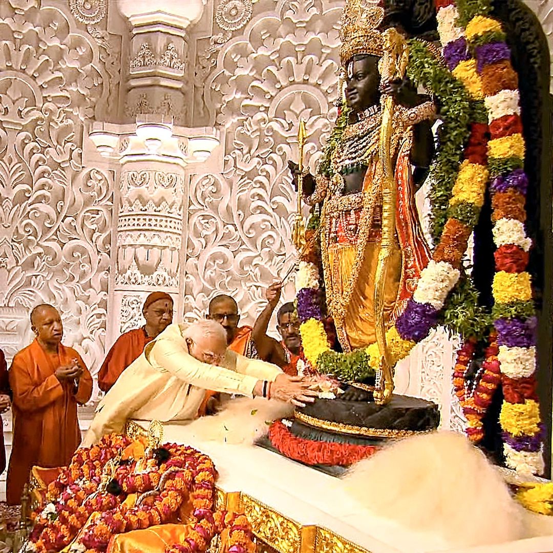 SudhanshuBJP's tweet photo. आ ही गए रघुनंदन, सजवा दों द्वार-द्वार,
स्वर्ण कलश रखवा दों, बंधवा दों बंधन वार।।

॥ जय जय श्री राम ॥

#RamLallaVirajman #RamLalla #RamMandirPranPrathistha #RamAyenge https://t.co/XVezs5lgAi