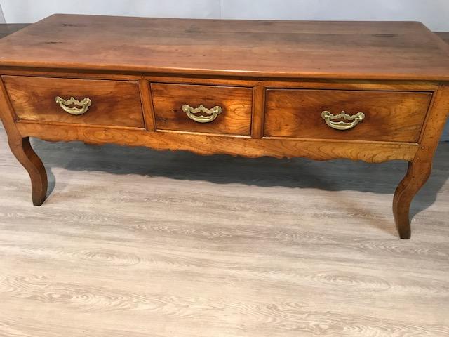 AntiqueTables1's tweet photo. 18th Century Three drawer Cherry antique cabriole leg server 

https://t.co/rYvkxilmqm

#antiquecherrytable #cherrytable #antiquediningtable #diningtable https://t.co/7kv7onLdO7