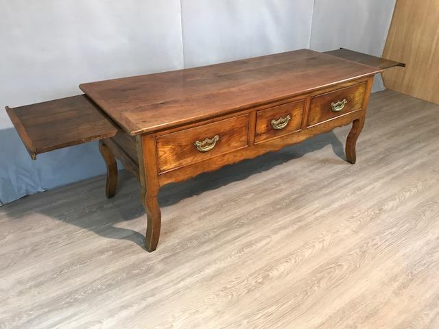AntiqueTables1's tweet photo. 18th Century Three drawer Cherry antique cabriole leg server 

https://t.co/rYvkxilmqm

#antiquecherrytable #cherrytable #antiquediningtable #diningtable https://t.co/7kv7onLdO7