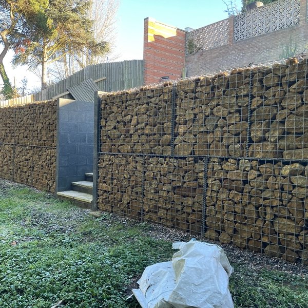 A Gabion Retaining Wall coming along nicely. It's lovely to see a well constructed DIY project using our Ironstone Gabion Stone. For more information about this product and more please see: mainlandaggregates.co.uk/.../quarried-g…...
#gabions #gabionwall #gabionbaskets #gabionstone #landscaping