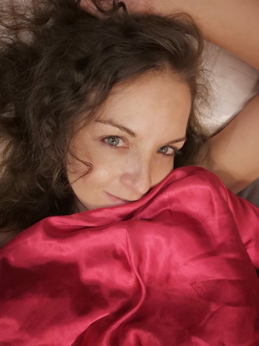 Toujours au lit mes ch&eacute;ris ? 💋 https://t.co/zmqaxVTTZ4