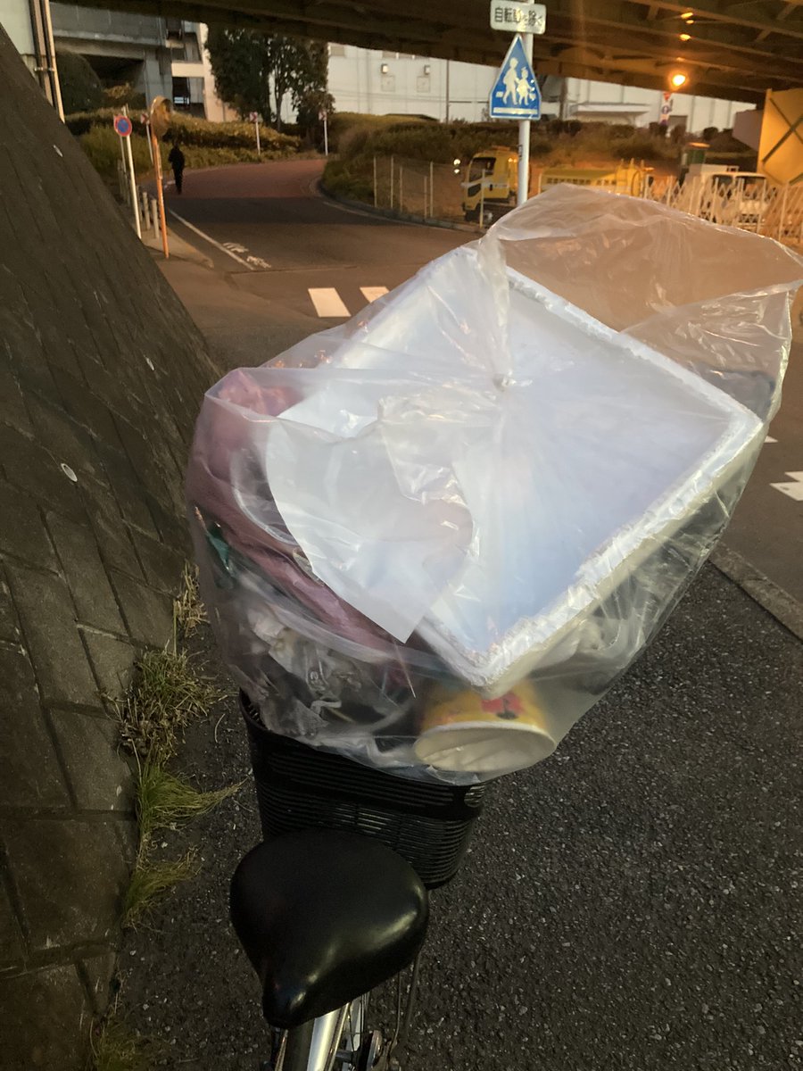 aBnderTheBridge's tweet photo. 支援金で購入した90Lのゴミ袋が大活躍！
1月19日に下赤塚、戸田橋でごみ拾いを行いました！
45L×3袋
荒川の土手に大量にゴミがありいつも使用している薄手の45Lではなく厚手の90Lを使用
大きいゴミ，街中ではあまり見ないゴミが多かったです https://t.co/r1vAdX22Ds