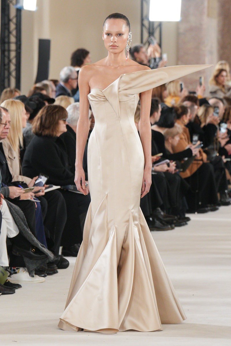 saintdoII's tweet photo. as per tradition — daniel roseberry just opened haute couture week with yet another ridiculously breathtaking schiaparelli collection (thread): https://t.co/aMDCVUs5ea