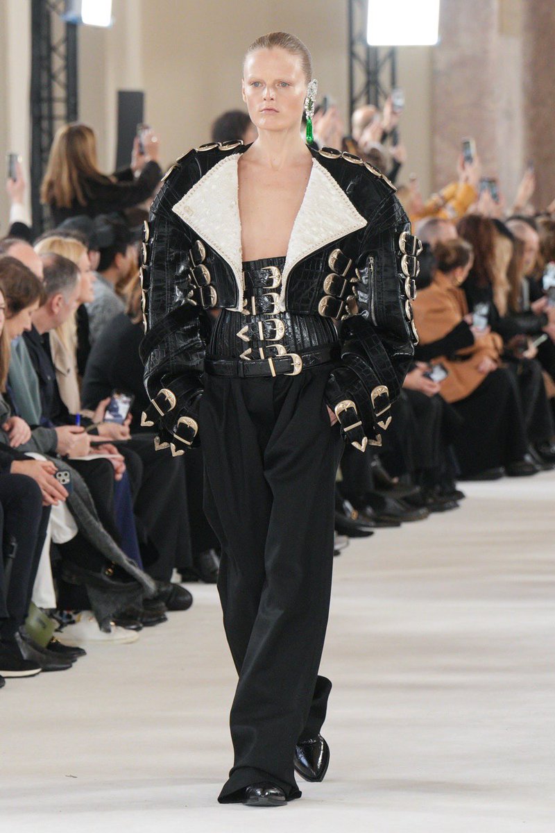 saintdoII's tweet photo. as per tradition — daniel roseberry just opened haute couture week with yet another ridiculously breathtaking schiaparelli collection (thread): https://t.co/aMDCVUs5ea