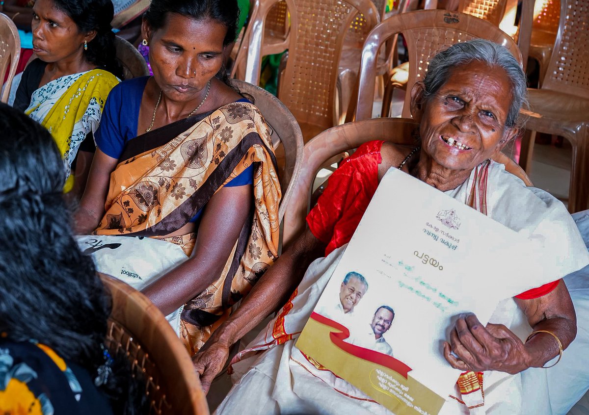 pinarayivijayan's tweet photo. Distributed land title deeds for 71.28 hectares to 570 Scheduled Tribe families in Malappuram. The LDF Govt has so far distributed 3 lakh title deeds, bringing Kerala closer to its dream of a state with no landless and homeless people. https://t.co/uLz1j9LUAE