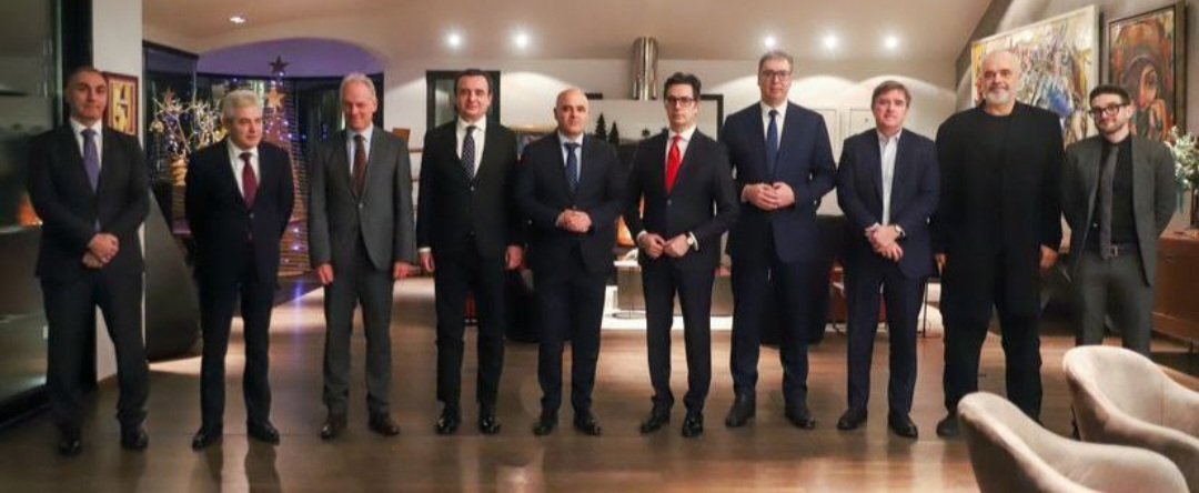 Вучић, Курти, Рама, Сорош јуниор ...
С' ким' си , такав си !