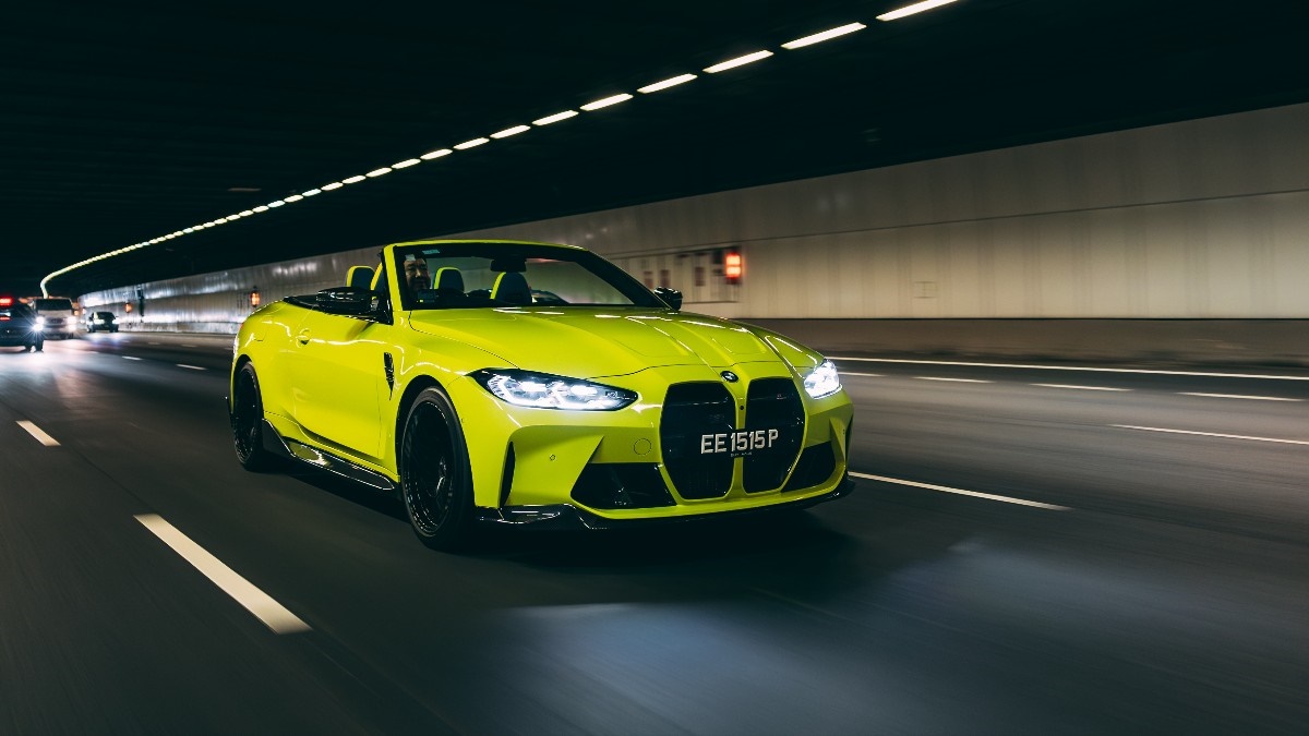 BMW's tweet image. Gliding through the Singapore streets📍💛
📸 IG:  william_tqw

The BMW M4 Competition M xDrive Convertible. 
#THEM4
The BMW M4 Competition M xDrive Convertible:
Fuel consumption/100km, CO2 emission/km comb.: 10.2 l, 233–231 g. According to WLTP, b.mw/Further_Info