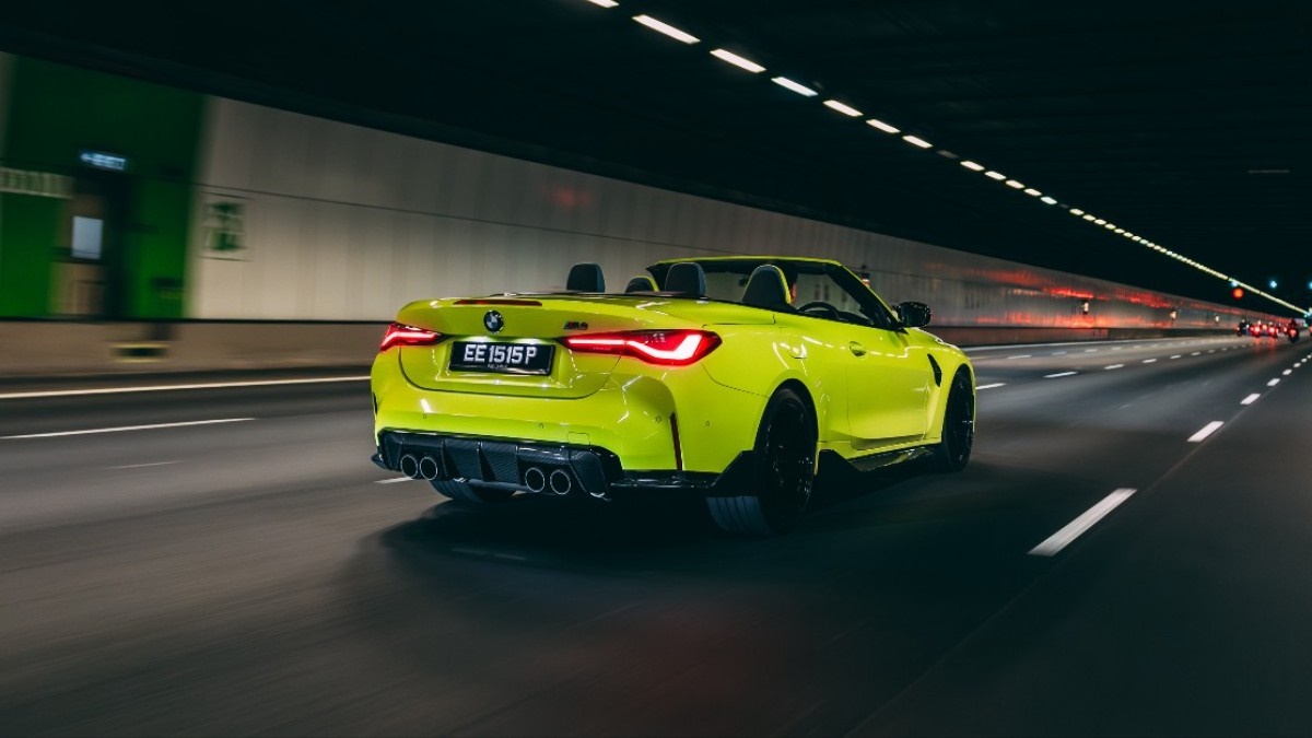 BMW's tweet image. Gliding through the Singapore streets📍💛
📸 IG:  william_tqw

The BMW M4 Competition M xDrive Convertible. 
#THEM4
The BMW M4 Competition M xDrive Convertible:
Fuel consumption/100km, CO2 emission/km comb.: 10.2 l, 233–231 g. According to WLTP, b.mw/Further_Info