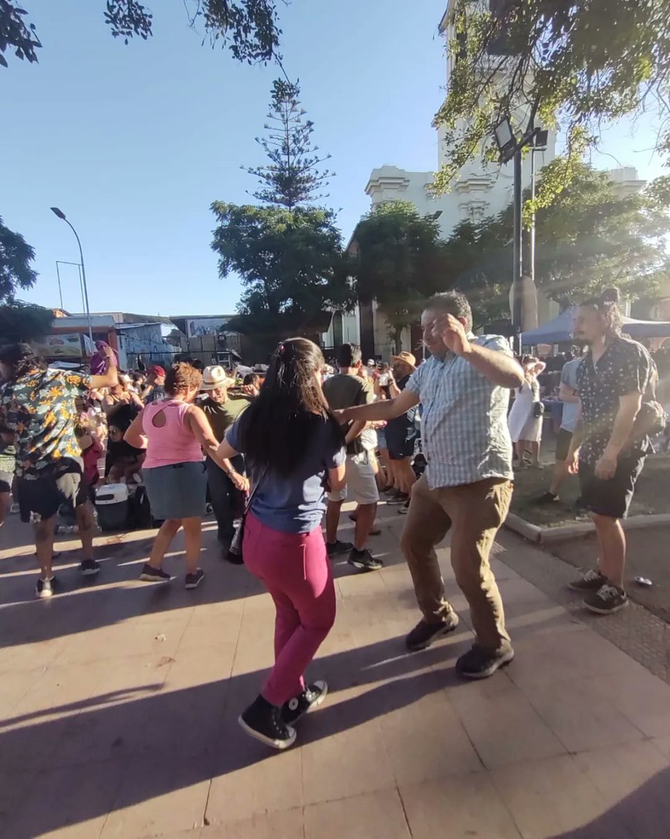 pepeosorioc's tweet photo. El domingo 14 de enero de 2024 estuve animando y bailando en Cuecazo del Roto, actividad que dió inicio a las cerca de 30 inicoativas de #FiestaDelRoto2024 en Plaza Yungay.
La Fiesta del Roto, Patrimonio Inmaterial de @Barrio_Yungay
#YungayEnElCorazon 
#LosPatrimoniosDignifican https://t.co/DDoN5m22gX