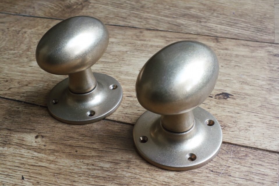 BritIronmongery's tweet photo. Aged Brass Oval Door Knobs on a Round Rose from @BritIronmongery 
These door knobs are available in over twenty finishes and metals, including real, sand cast bronze. Each one is made in the UK and individually finished by hand.

https://t.co/l7SjIScgtT

#doorknob #doorknobs https://t.co/pIAc0ZMBhM