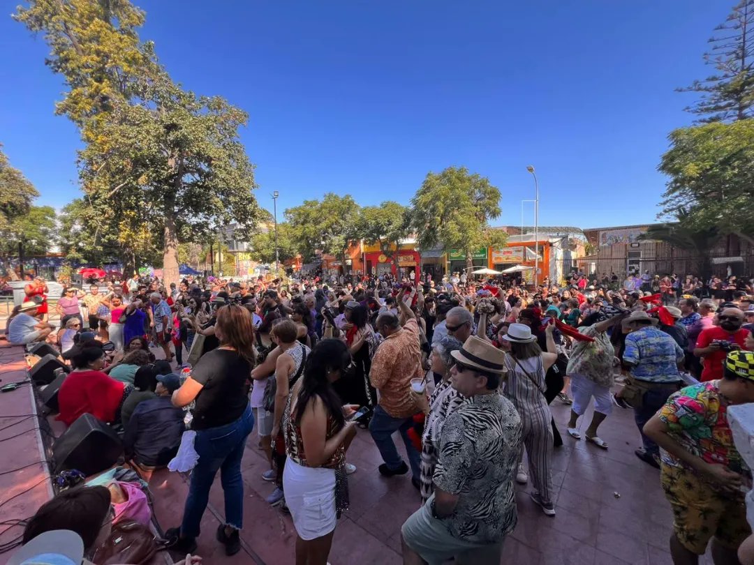 El domingo 14 de enero de 2024 estuve animando y bailando en Cuecazo del Roto, actividad que dió inicio a las cerca de 30 inicoativas de #FiestaDelRoto2024 en Plaza Yungay.
La Fiesta del Roto, Patrimonio Inmaterial de <a href="/Barrio_Yungay/">Barrio Yungay</a>
#YungayEnElCorazon 
#LosPatrimoniosDignifican