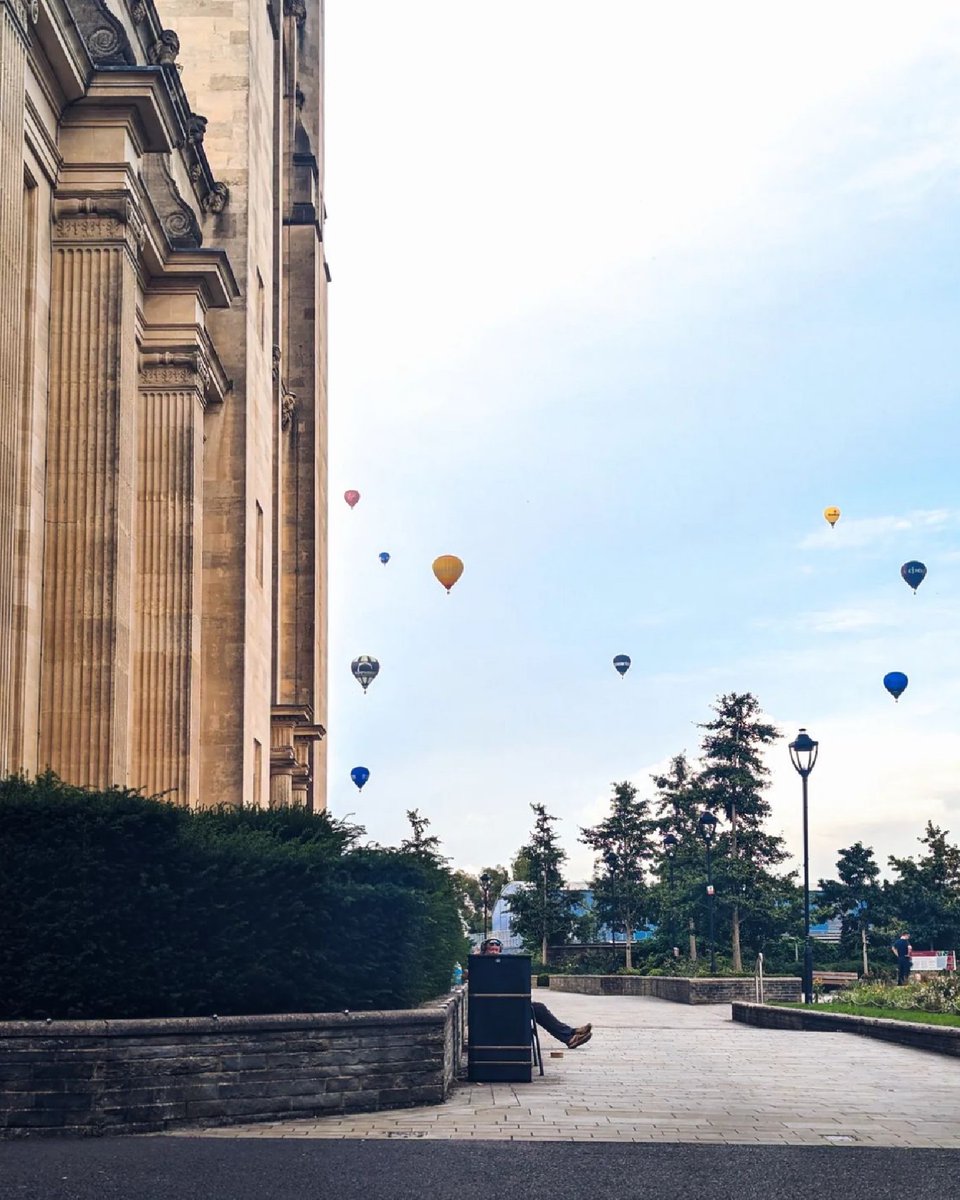 BristolUni's tweet photo. We like to think we're the unofficial winners of the prettiest campus award 🏆

Here's one of our favourite photos of campus from last year, with thanks to @ where . is . rowena on Instagram for letting us share this lovely photo https://t.co/XXOTszUkCx