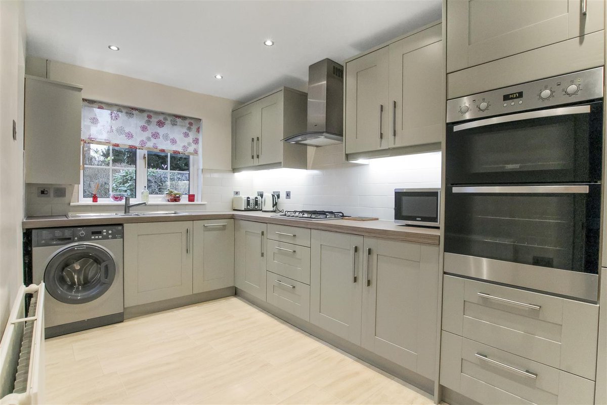 TheCarverGroup's tweet photo. ✨ 𝐍𝐄𝐖 ✨

This is a lovely new property in Darlington.

An impressive detached property with a spacious living/dining room, fitted kitchen, 3 bedrooms, family bathroom, large garage, and garden to the rear.

🏡£198,500
☎️01325 357807 for viewings.
https://t.co/iRTicRUpcx https://t.co/aQ0u4tpWk9