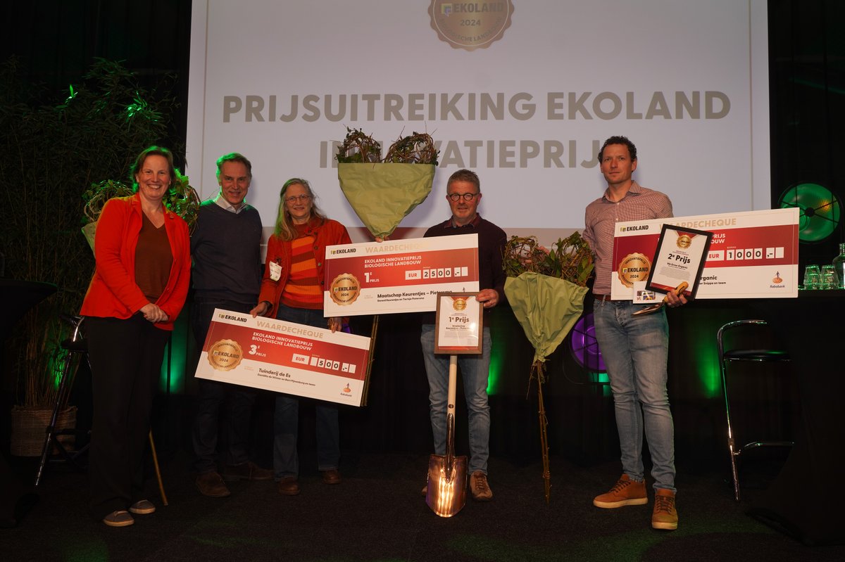 BioAcademyNL's tweet photo. Kalverliefde melk wint Ekoland Innovatieprijs 2024!
Mts Keurentjes-Pietersma uit #Rutten in #Flevoland sleepte deze prijs in de wacht op de #Biobeurs met hun innovatieve en natuurgerichte werkwijze, als #biodynamische #melkveehouderij👇https://t.co/HB7c13nVtA
@caringfarmers https://t.co/tasrsEAgGM