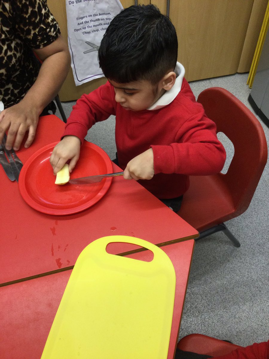 LeighPrimary's tweet image. Nursery have thought long and hard about what can help Mr Bear sleep at night. They have come to an agreement that Mr Bear could do with eating a healthy snack before bed time. This might help him get a better sleep…only time will tell… #PeaceAtLast #finemotor #immersion #EYFS