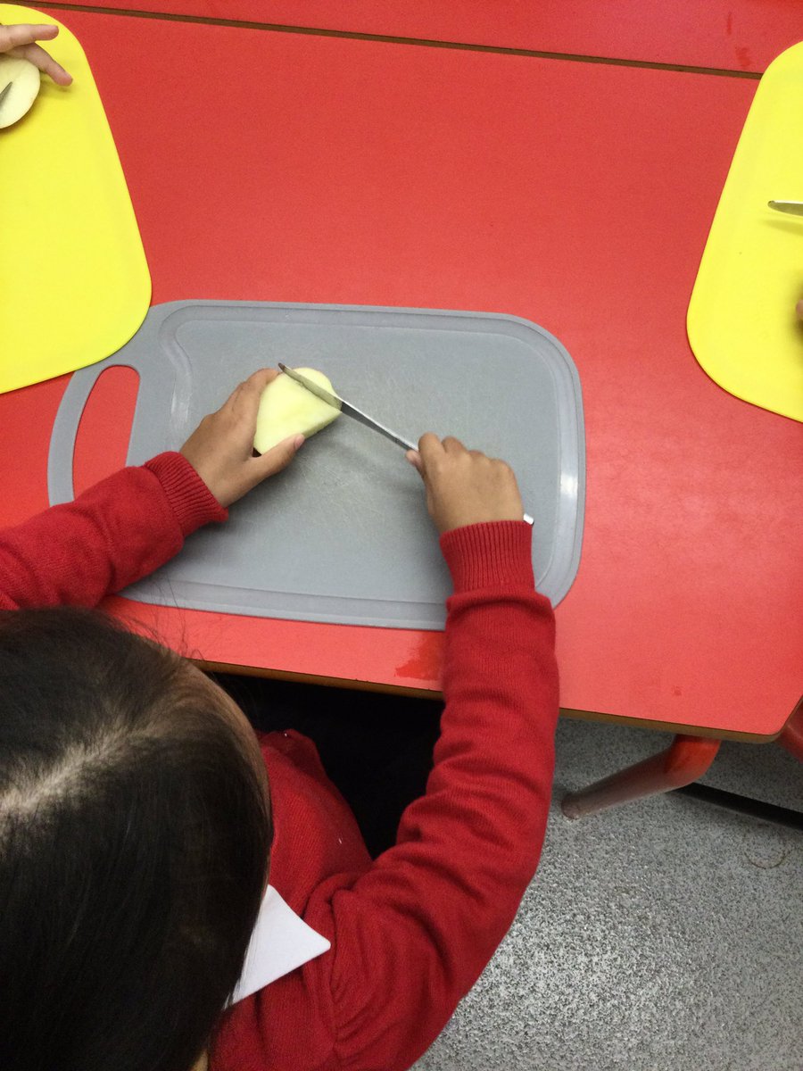 LeighPrimary's tweet image. Nursery have thought long and hard about what can help Mr Bear sleep at night. They have come to an agreement that Mr Bear could do with eating a healthy snack before bed time. This might help him get a better sleep…only time will tell… #PeaceAtLast #finemotor #immersion #EYFS