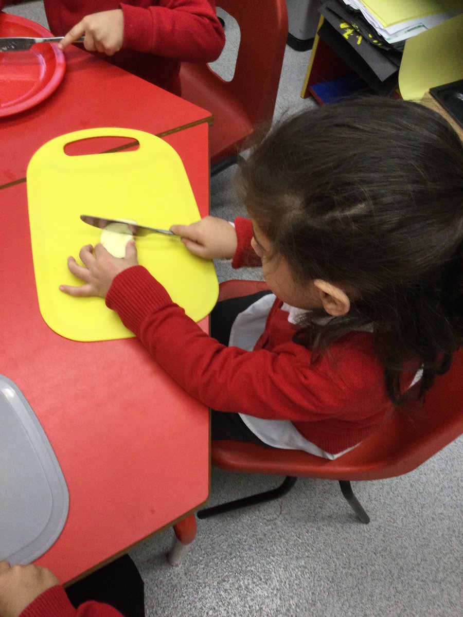 LeighPrimary's tweet image. Nursery have thought long and hard about what can help Mr Bear sleep at night. They have come to an agreement that Mr Bear could do with eating a healthy snack before bed time. This might help him get a better sleep…only time will tell… #PeaceAtLast #finemotor #immersion #EYFS