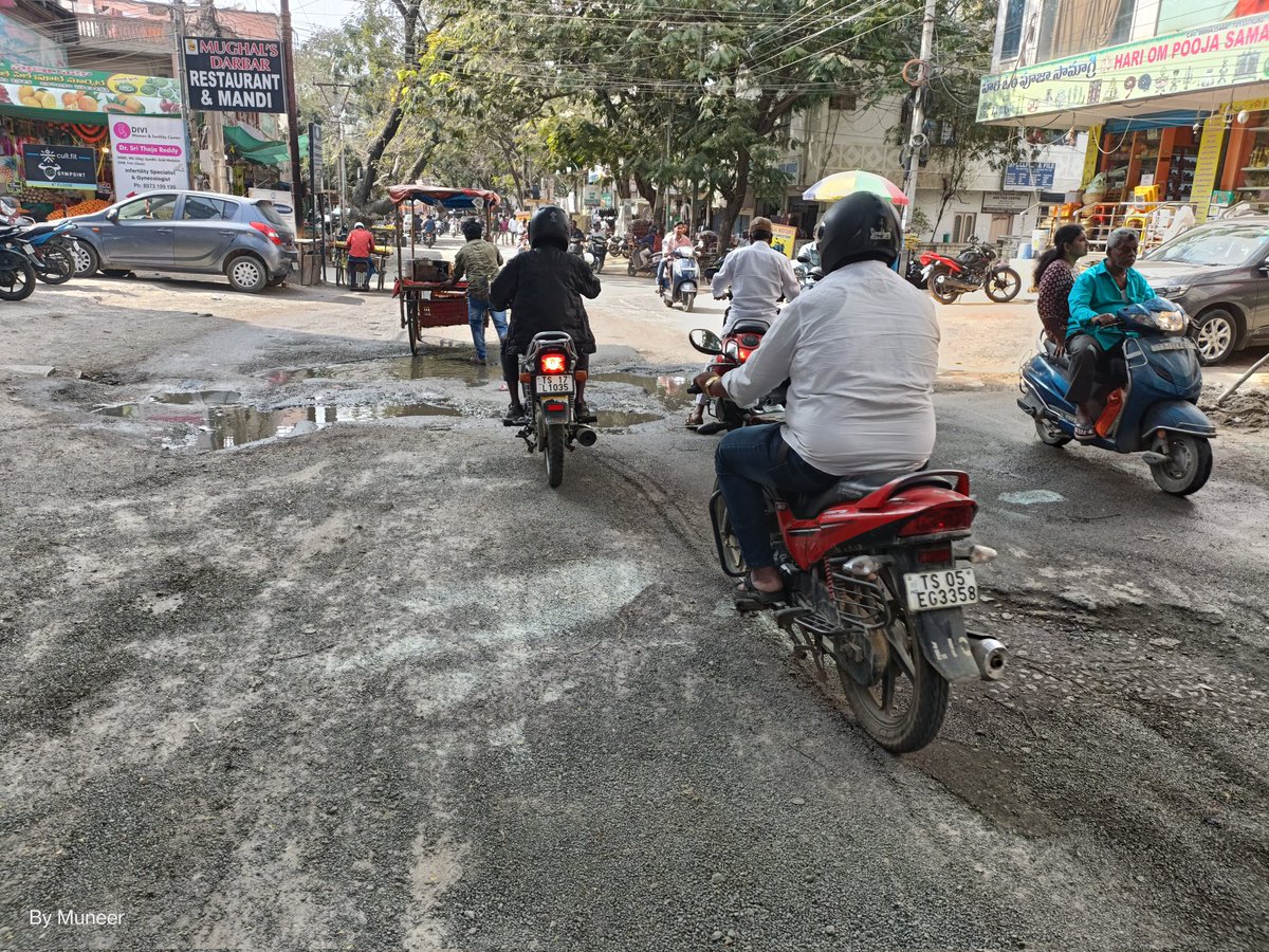 immuneer's tweet photo. @GHMCOnline @CommissionrGHMC @GandhiArekapudi @Dc21Ghmc @ManjulaRaghuna3 @revanth_anumula Manjeera pipeline Road condition which is hardly 30 feet away from GHMC office opposite to VasiReddy sweet shop. https://t.co/r0tAk9p5Ji