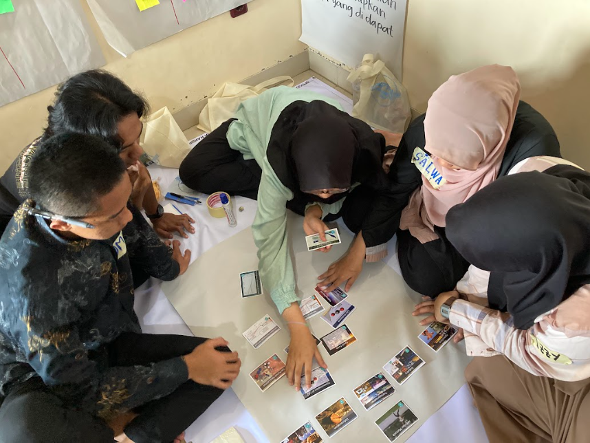 z1dy4ap's tweet photo. belajar tentang iklim ternyata asikk (pusing sedikit banyak), tp rame gasih make kartu-kartu gitu jd langsung ngerti
#MencariPemimpinProIklim
#TransisiUntukSolusi
#FutureGreenLeaders #PKPTM2KotaBandung @ipmbandung https://t.co/ID61ZGe9Tl