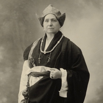 #lafemmeillustredujour
28 janvier 1924, Alexandra David-Néel devient la première femme occidentale à atteindre Lhassa, cité interdite du Tibet.
L'exploratrice se fond dans la foule des pèlerins, déguisée en mendiante, pour entrer dans la ville sainte interdite.
#vivezinspirés