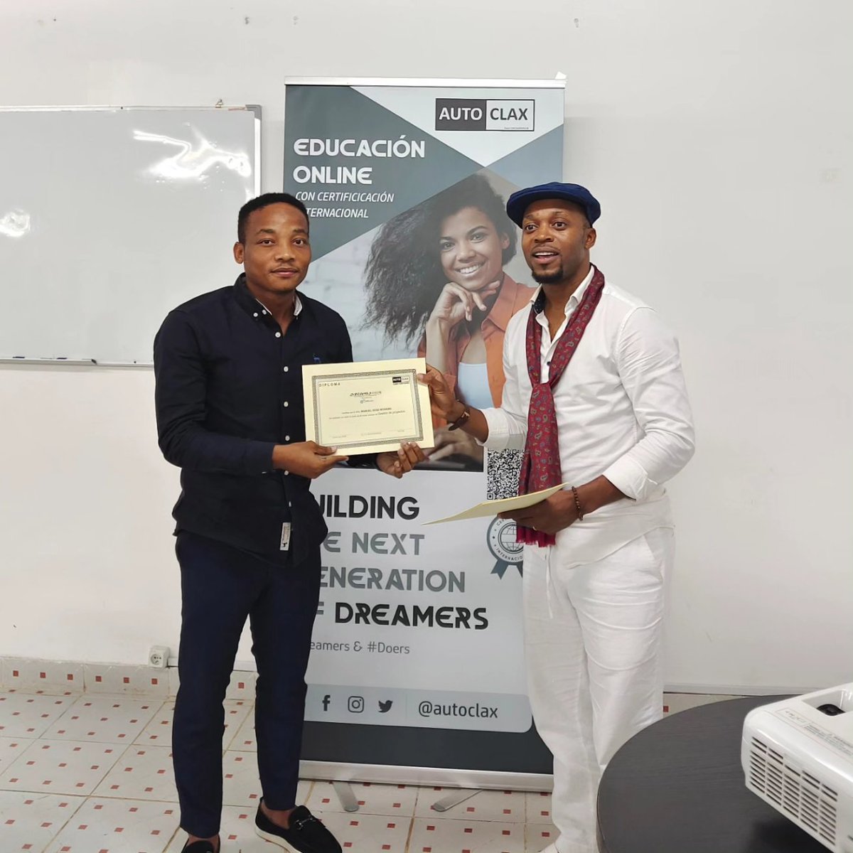 Como parte de nuestro Programa de Educación Digital Masivo #PEDM estamos estudiando incrementar a 100, el número de #BecasDreams @AutoClax de la próxima convocatoria para el ecosistema. ¡Atentos! 💡🚀

Objetivo: contribuir a que todos los jóvenes de Guinea Ecuatorial... 1/2