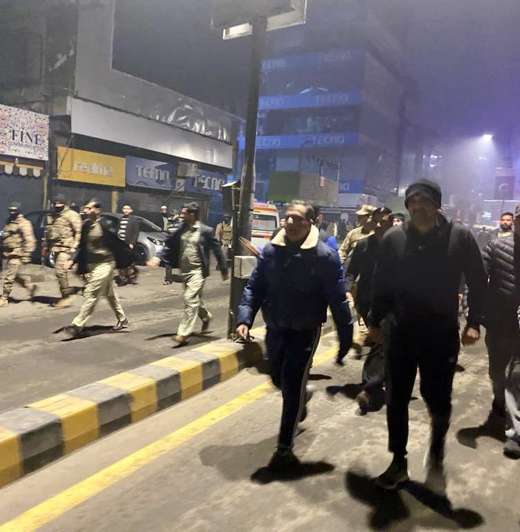 TribalFact's tweet photo. Civil-Military Coordination in action!  When the Times Centre in Saddar, #Peshawar faced a massive fire, municipal efforts fell short. The XI Corps Commander, Lt. Gen. Sardar Hassan Azhar Hayat Khan, took charge, coordinating a joint firefighting effort. #PeshawarFire #FactCheck https://t.co/ujEnwr9qLB