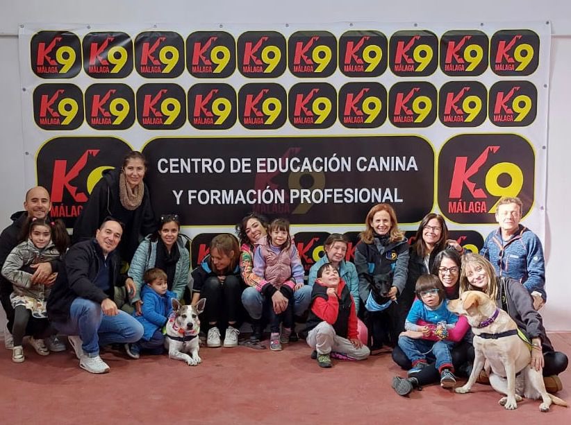 k9malaga's tweet photo. 🐾 ¡Gracias @DownContigo por la visita de este pasado fin de semana!

Hemos disfrutado mucho con vosotros, enseñando la gran importancia de las actividades asistidas con perros y los perros de terapia para las personas con diversidad funcional cognitiva.

🔴⚫️🟡 #K9Malaga https://t.co/YSAhtNr6Wl