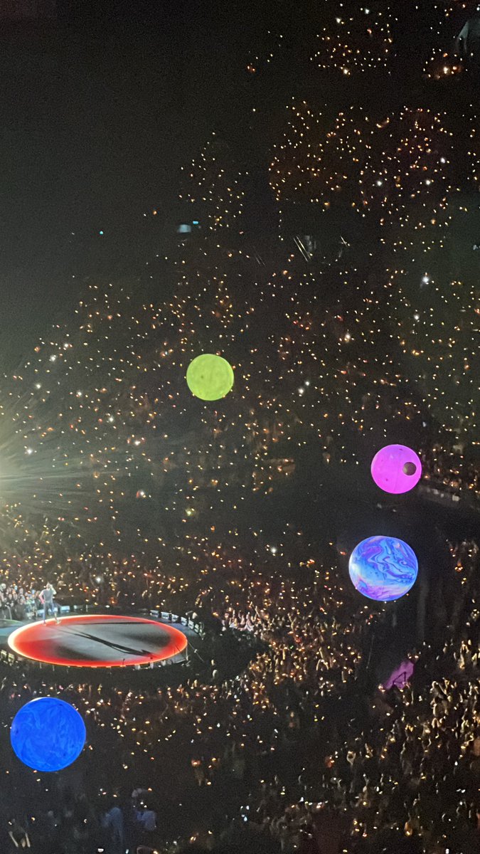 jenduekjenduek's tweet photo. One of the best concerts I’ve been to #ColdplayInPH https://t.co/PLtt7YmehI