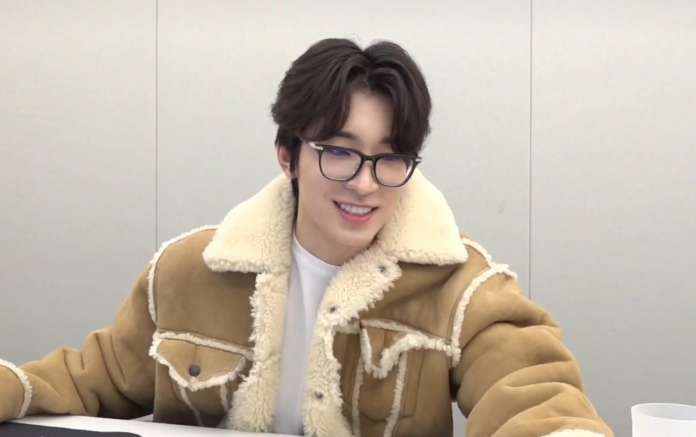 wonubliss's tweet image. stay warm, wonwoo 🫂💛