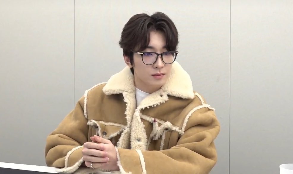 wonubliss's tweet image. stay warm, wonwoo 🫂💛