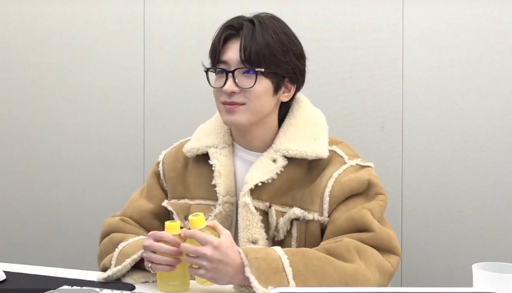 wonubliss's tweet image. stay warm, wonwoo 🫂💛