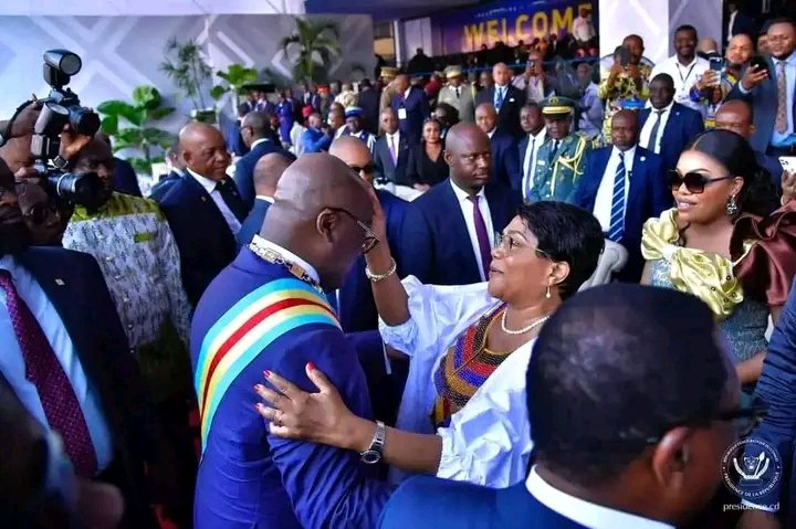 bloc_unis's tweet photo. La Bénédiction d'une mère à son fils et la bise présidentielle tant attendue✌️
@fatshi13  @aminata_kasa @DeniseNyakeru https://t.co/rxQwGPvT4d